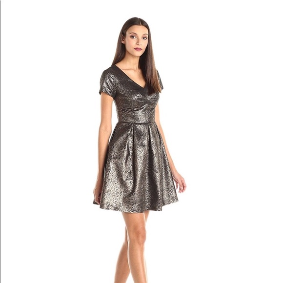 Vince Camuto Dresses & Skirts - Vince Camuto Metallic Gold and Black Dress
